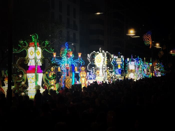Encesa de Gaiates: Esclat de llum sense foc ni fum
