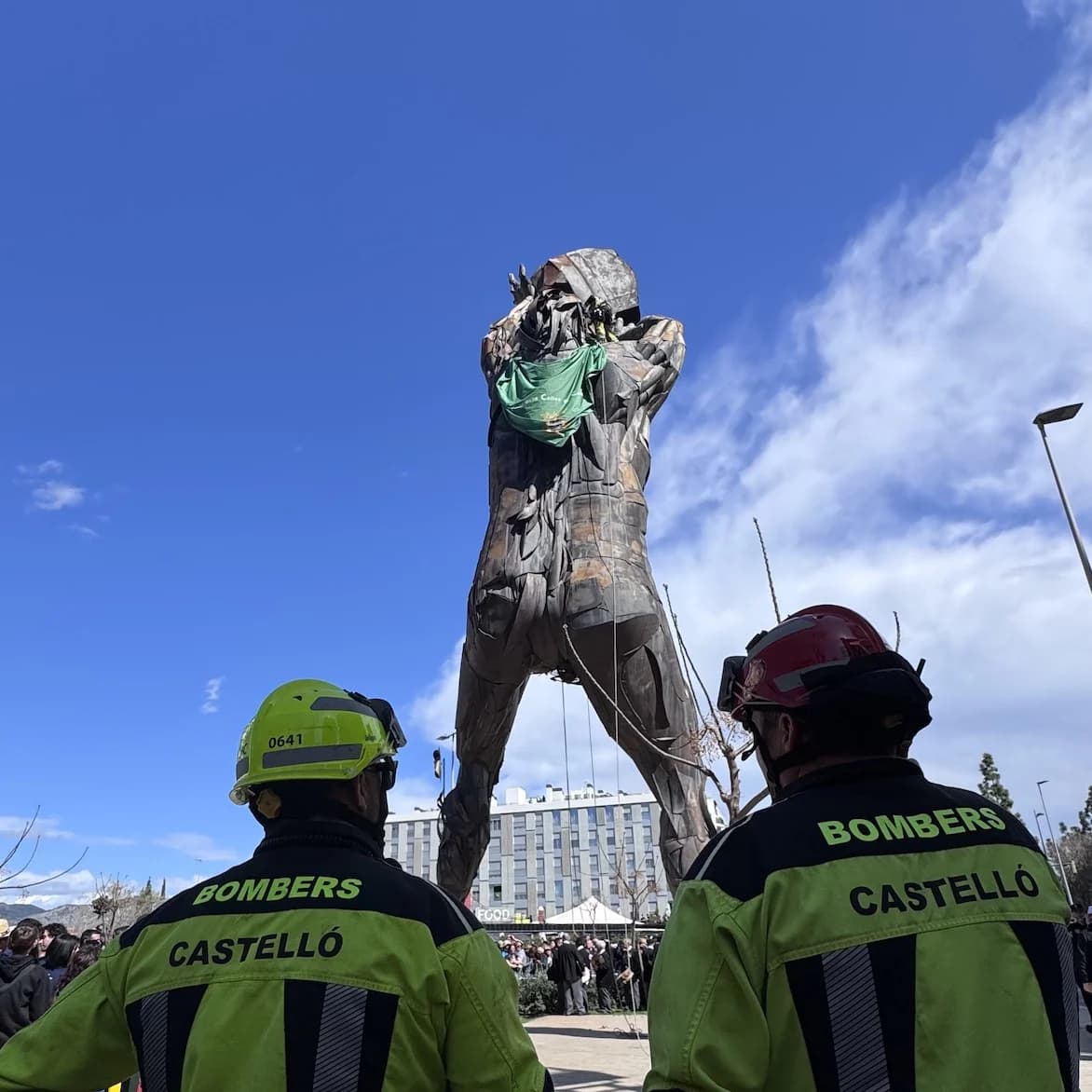 Imposición del pañuelo al gigante Tombatossals